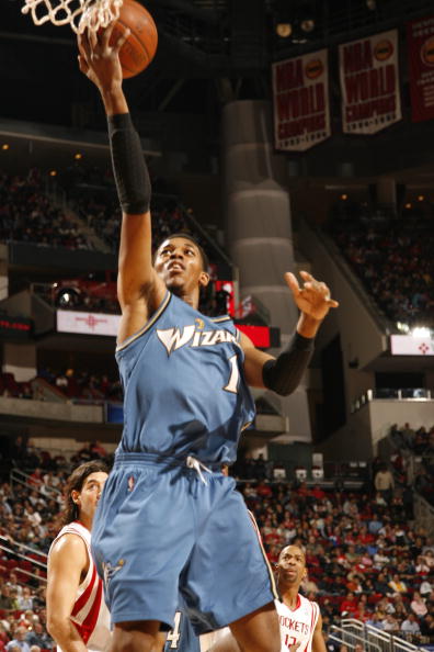 浓眉：弗拉格在琢磨如何在高压下打好球，把球稳稳传给队友（浓眉：弗拉格正琢磨如何在高压下发挥，把球稳稳地传给队友）