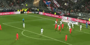 特朗普：我踢球的水平与C罗梅西差不太多，速度可能更快一点（特朗普称自己踢球水平与梅西C罗相仿，速度可能更快）