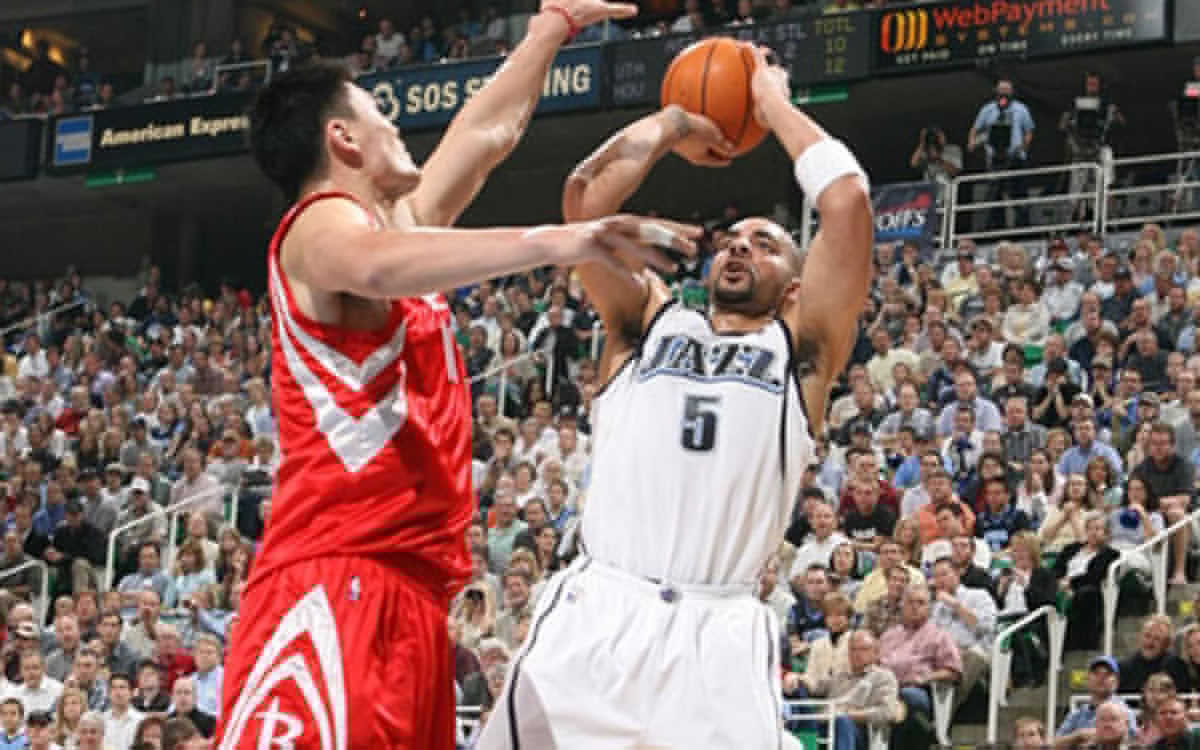 爱德华兹：杰伦·布朗进球后嘲笑我太矮小，这彻底激发了我（爱德华兹：杰伦·布朗进球后讥讽我身高，完全点燃了我的斗志）