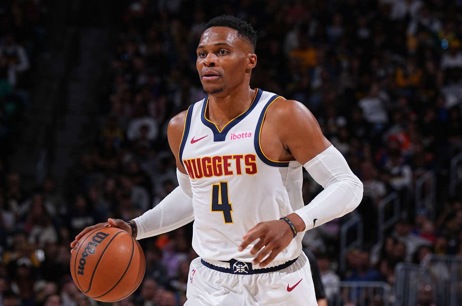 TA：利物浦目前看起来非常混乱，他们的卫冕梦想已支离破碎（TA：利物浦近况混乱不堪，卫冕之梦已然破灭）