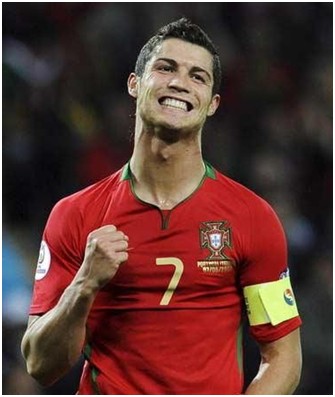 王楚钦香港机场疲惫不堪，高强度赛程下困意难掩（高强度征战后，王楚钦在香港机场难掩疲态）