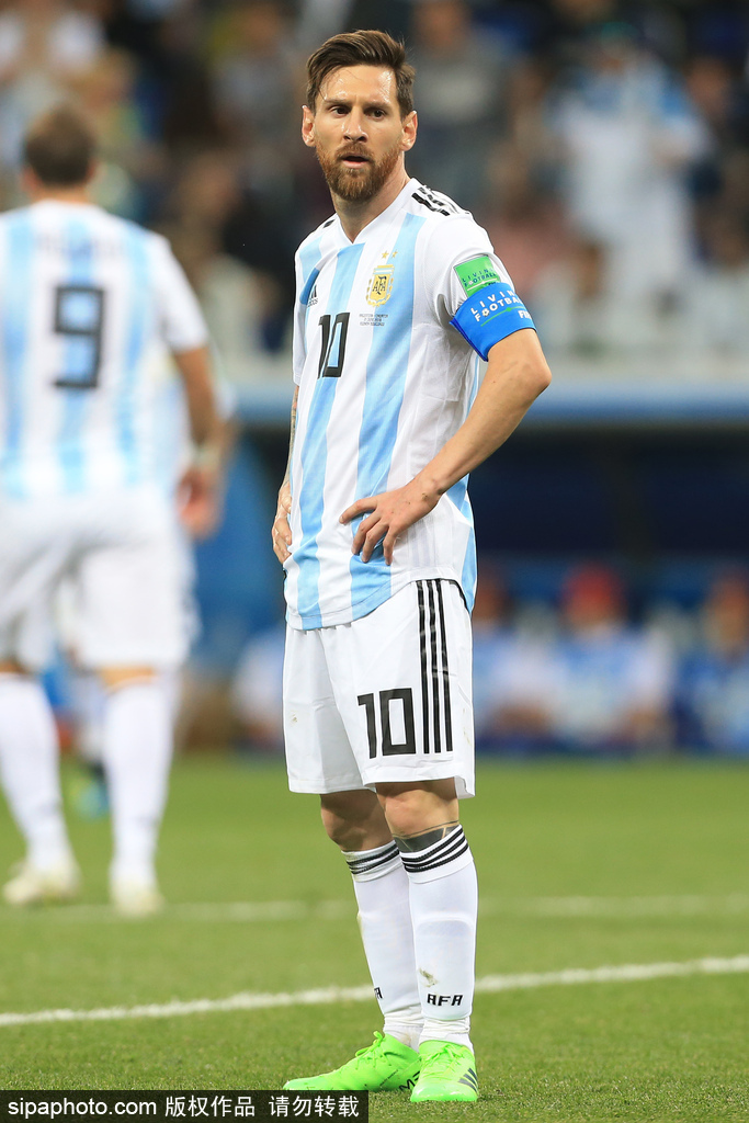 半场战报：皇马0-0塞尔塔，米利唐伤退，居莱尔射门偏出（半场速递：皇马与塞尔塔互交白卷，米利唐因伤离场，居莱尔射偏）