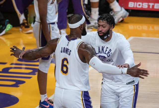 前锋伤愈回归轰出世界波（伤愈复出，前锋一记世界波惊艳全场）