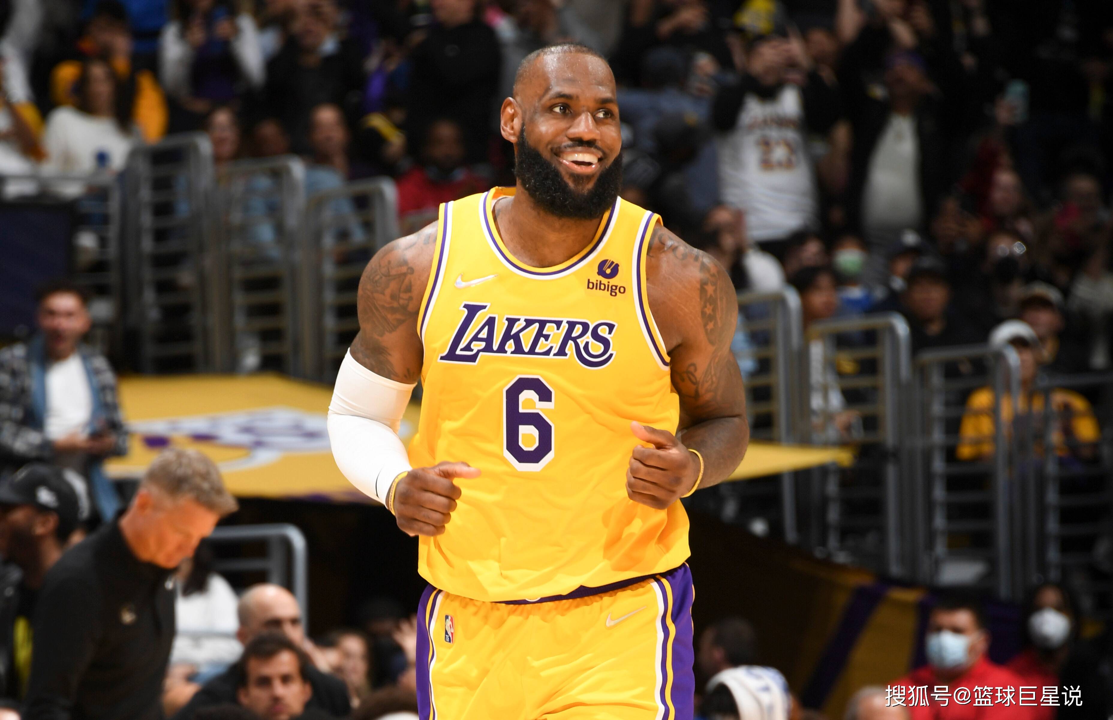 莱万：续约的事不急，就算现在有人联系我，我也不会给出答复（莱万：续约不着急，就算有人来谈也暂不答复）