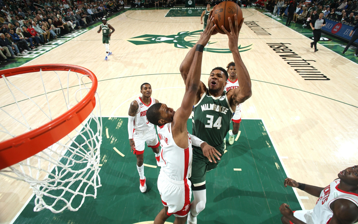 太阳报：麦克托米奈领意甲最佳球员奖，被女友透视着装抢风头（太阳报：麦克托米奈荣膺意甲最佳，女友透视造型抢尽风头）