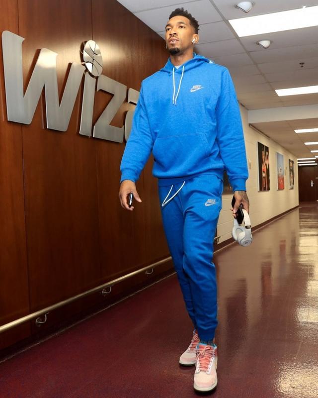 切尔西球迷在看台高唱：拉明-亚马尔，你就是一坨＊（切尔西球迷看台高唱不雅口号，嘲讽拉明-亚马尔）